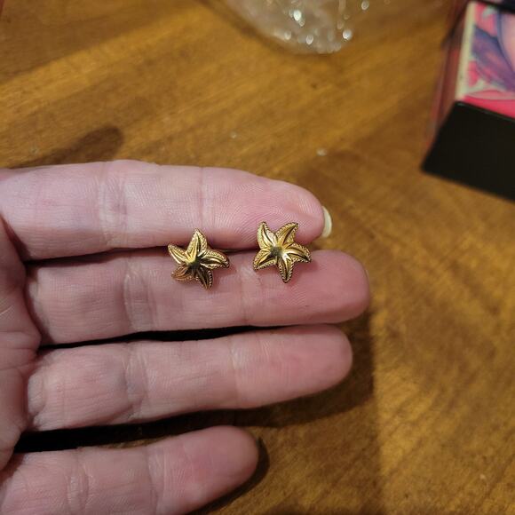 Vintage Gold Tone Starfish Stud Earrings – Small Nautical Sea Star Design - Picture 1 of 5